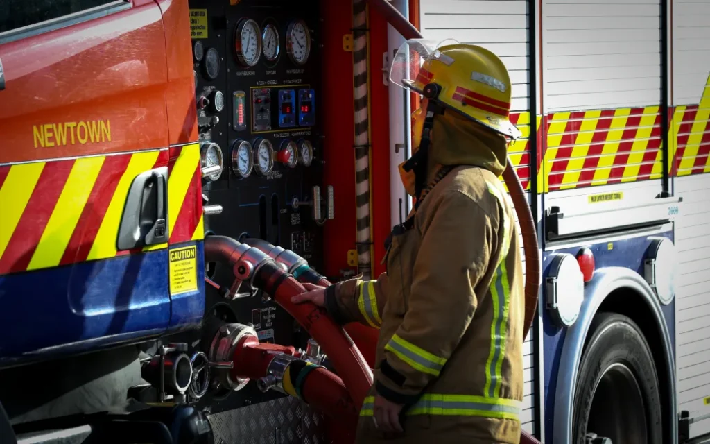Lính cứu hỏa rút thông báo đình công, ấn định ngày mới gây sức ép 1 A firefighter checking the pressures of the appliance, at 242 Adelaide Road, Newtown.