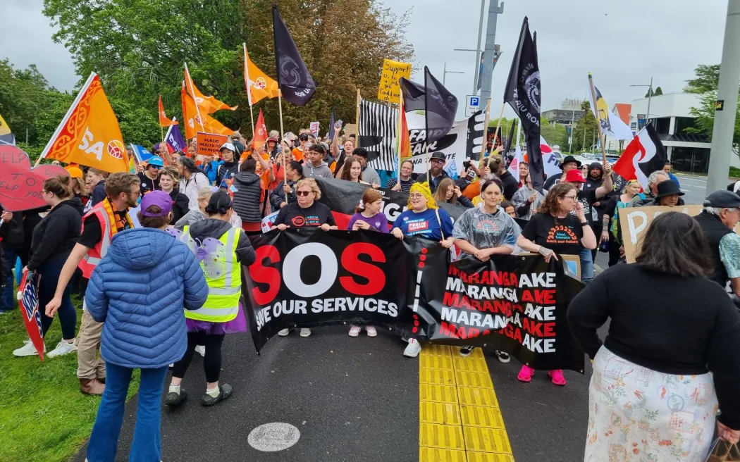 Hàng nghìn người xuống đường, đình công toàn quốc gây chấn động 2 Protesters in the 'mega strike' in Hamilton, October 2025.