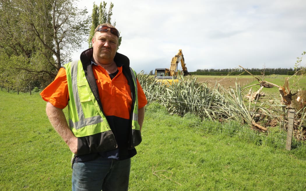 Nông trại Southland 'khốn đốn' sau bão: Thiệt hại ước tính hàng trăm nghìn đô la, chờ khắc phục dài cổ 2 Southland farmers facing large fencing bill