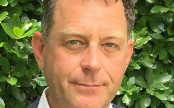 Kế hoạch thuế mới của Đảng Lao động: Giới chuyên gia, chủ nhà và bác sĩ nói gì? 2 head and shoulder photo