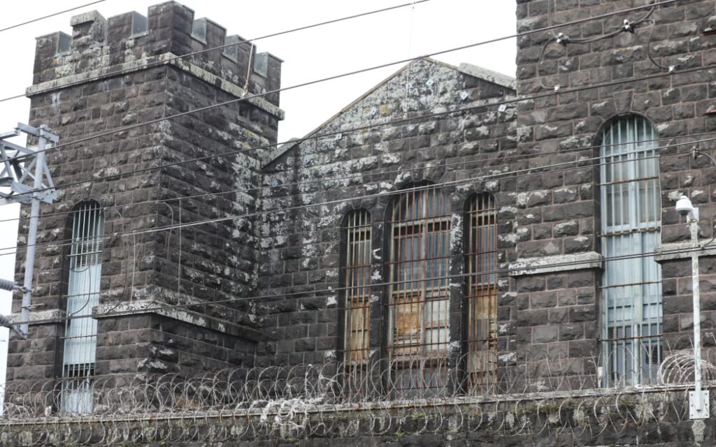 Nark: Nhân viên cấp cứu gây chấn động, nghi ngờ bằng chứng then chốt vụ án mạng trong tù 1 Mt Eden Prison generic - old prison building