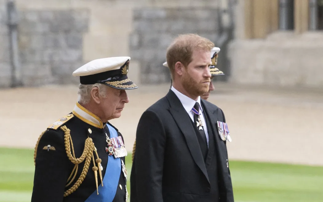 Covid-19 'khai tử' Reader's Digest bản in, tạp chí chuyển hoàn toàn sang trực tuyến 2 Britain's King Charles III (L) walks with his son Britain's Prince Harry, Duke of Sussex as they arrive at St George's Chapel inside Windsor Castle on September 19, 2022, ahead of the Committal Service for Britain's Queen Elizabeth II. Monday's committal service is expected to be attended by at least 800 people, most of whom will not have been at the earlier State Funeral at Westminster Abbey. (Photo by David Rose / POOL / AFP)