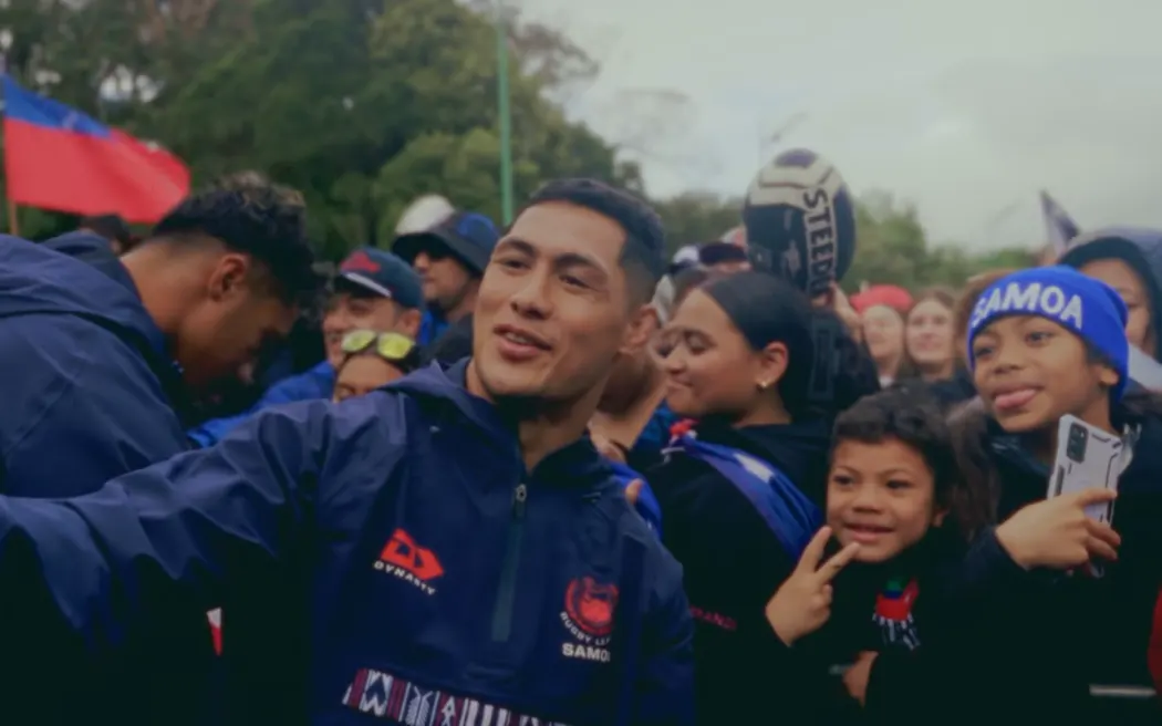 Cổ động viên "tiếp lửa" Toa Samoa trước trận đại chiến với Kiwis 2 Rugby league fans were out in full force to meet the Toa Samoa. 15 October 2025