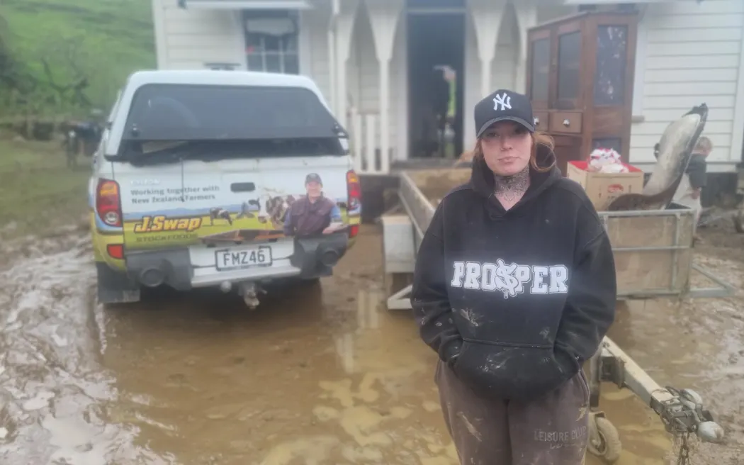 Sông Awakino vỡ bờ, nước cuồn cuộn dâng qua ván sàn, nhấn chìm nhiều ngôi nhà 6 Sharna Wright says flood waters were up to her ribs when she and her brother Jaden rescued the family's cats from her mum's home. Damaged goods piled up outside Christy Wright's cottage.