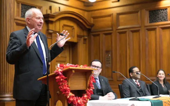 New Zealand tiếc thương cựu Thủ tướng Jim Bolger: 'Một nhân vật kiệt xuất' 3 Sir Don McKinnon delivers his lecture 'Dark Clouds Over Democracy' as part of the Commonwealth Parliamentary Association Lecture series, in Wellington, 2 May 2017.