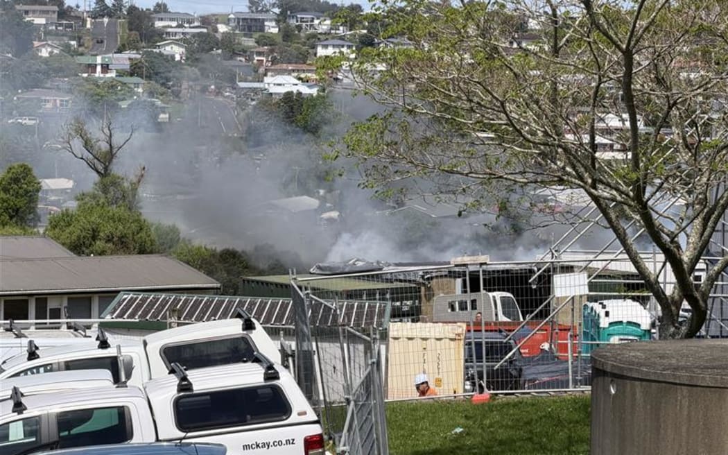 Hàng loạt ô tô bốc cháy dữ dội tại bãi đỗ xe Bệnh viện Whangārei 2 Smoke from the fire at the Whangārei Hospital car park.