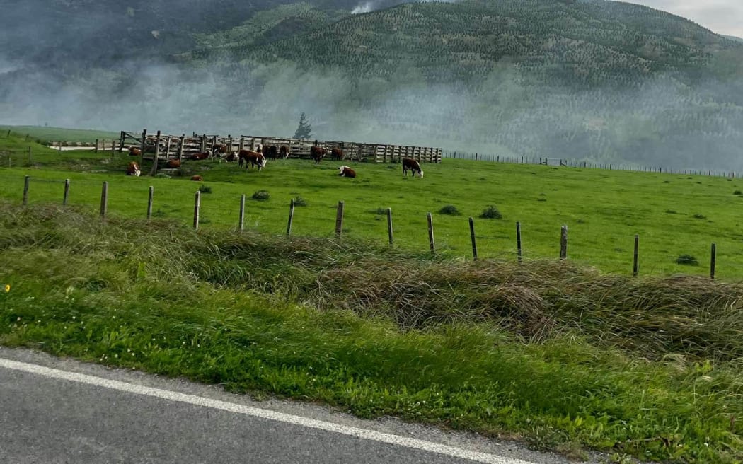 Thời tiết tháng 9 tại Nam Cực: Thủ phạm gây nắng nóng và gió mạnh ở New Zealand 2 fire crews work to try and contain a huge bush fire near Porangahau.