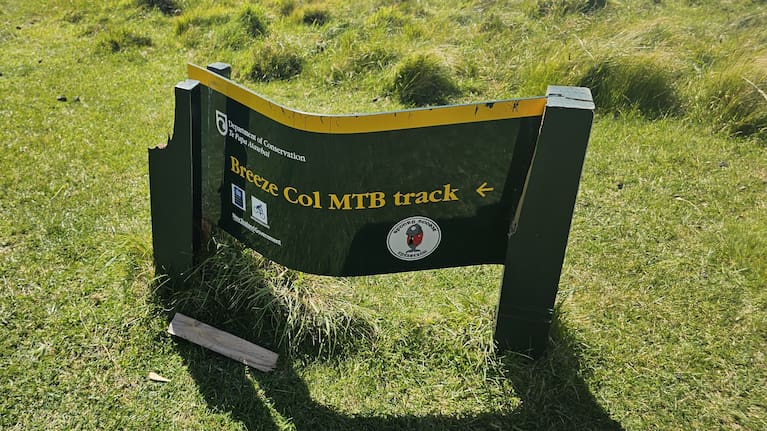 Tan hoang vì đạn và sơn: Cơ quan Bảo tồn New Zealand khẩn thiết kêu gọi 'hãy để yên các biển báo' 4 source the department of conservation Tan hoang vì đạn và sơn: Cơ quan Bảo tồn New Zealand khẩn thiết kêu gọi 'hãy để yên các biển báo'