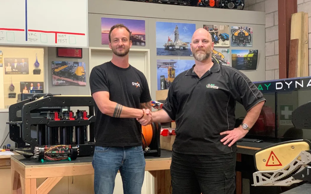 New Zealand: Triển khai drone dưới biển bảo vệ cáp ngầm khỏi nguy cơ phá hoại 2 SYOS Aerospace CEO Sam Vye (left) and Bay Dynamics founding director Matt Mooney.