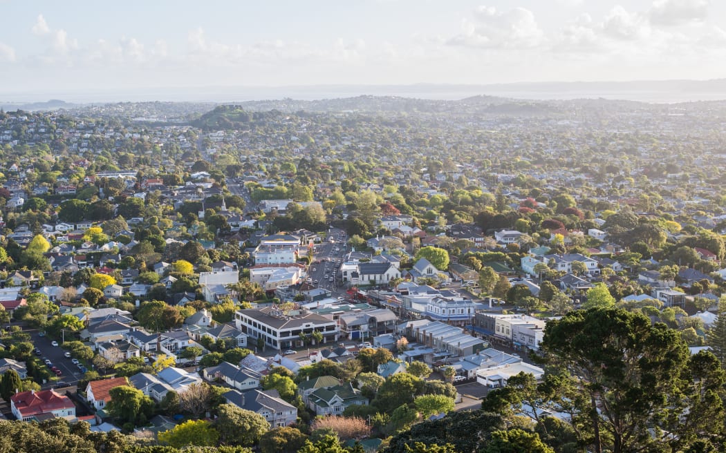 Auckland 'lột xác' với kế hoạch nhà ở mới: Cao tầng quanh ga tàu, giải pháp hay thách thức? 4 From January to 31 August 2024, Auckland had 68,960 crime victimizations, including assault, burglary, and theft.