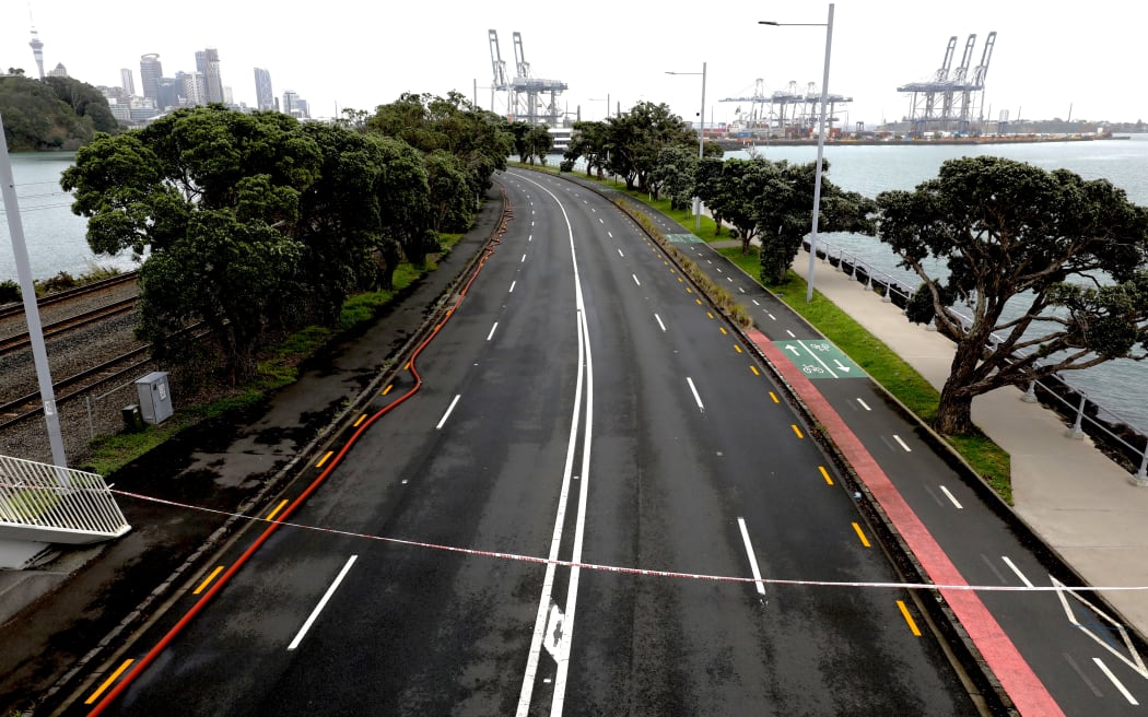 Tài xế xe buýt Auckland tử nạn trong vụ cháy kinh hoàng trên đường Tāmaki Drive: Bạn bè tiếc thương người bạn trung thành 3 Tamaki Drive bus crash in Auckland