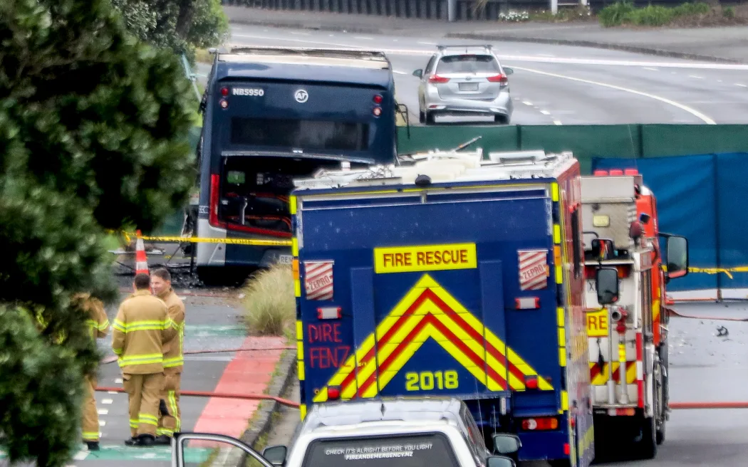 Tài xế xe buýt Auckland tử nạn trong vụ cháy kinh hoàng trên đường Tāmaki Drive: Bạn bè tiếc thương người bạn trung thành 2 Fire engine at scene of Tamaki Drive bus crash in Auckland