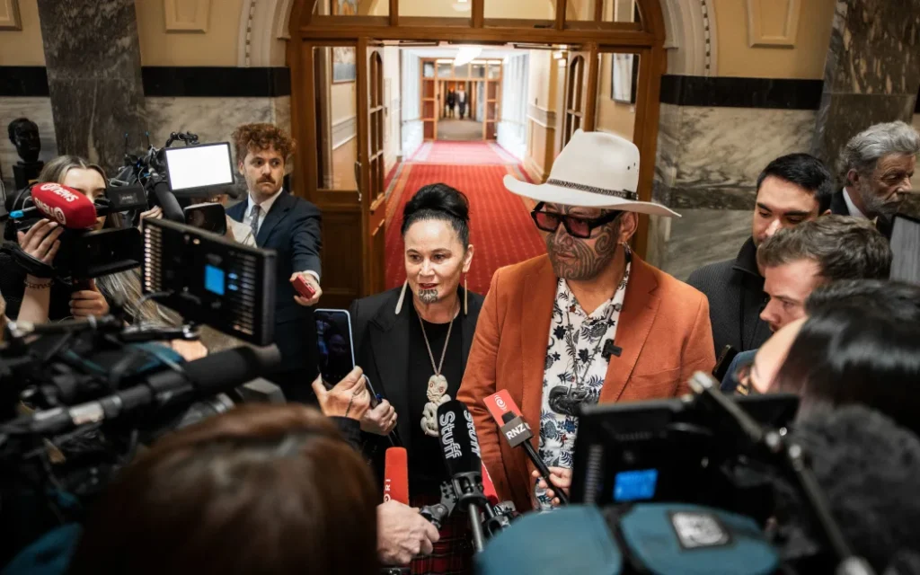 Te Pāti Māori trấn an nội bộ giữa lùm xùm cắt đứt quan hệ với Toitū Te Tiriti 1 Debbie Ngarewa-Packer and Rawiri Waititi