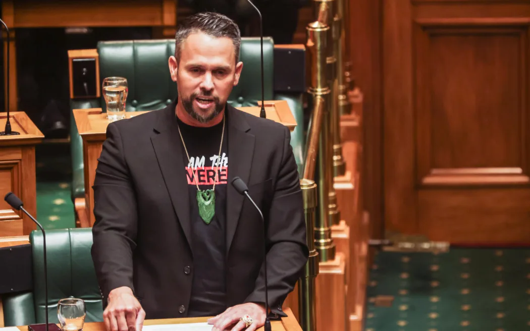 Phe đối lập New Zealand: Sẽ hủy bỏ luật thay đổi quyền biển và ven bờ nếu tái đắc cử 7 Te Pāti Māori MP Tākuta Ferris speaking during the parliamentary debate on Te Pāti Māori MPs' punishment for Treaty Principles haka on 5 June 2025.