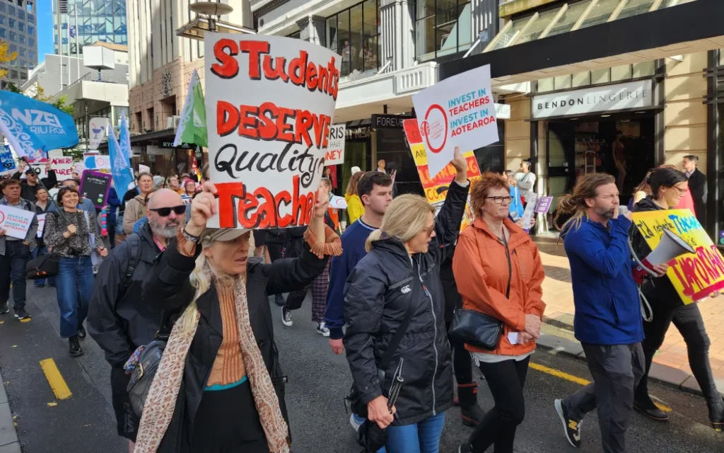 Đình công: Ngay cả người không tham gia cũng có thể bị cắt lương, vì sao? 1 Striking teachers march through Wellington on May 10, 2023.