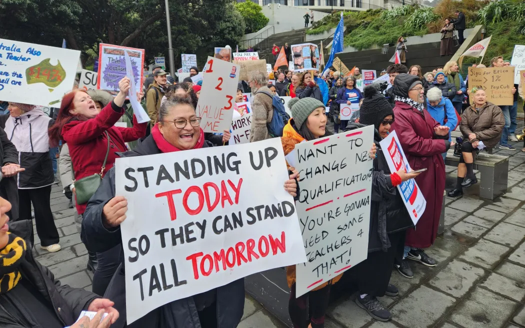 Gió lớn càn quét Đảo Nam New Zealand: Hàng loạt chuyến bay bị hủy, đường chính tê liệt 2 Teachers strike outside Parliament on Wednesday.