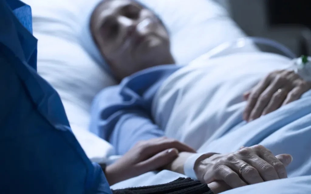 Bệnh nhân giai đoạn cuối 'tố': Cơ quan chính phủ và doanh nghiệp gây khó dễ nhất 1 Young woman in hospice care, holding hands in hospital.