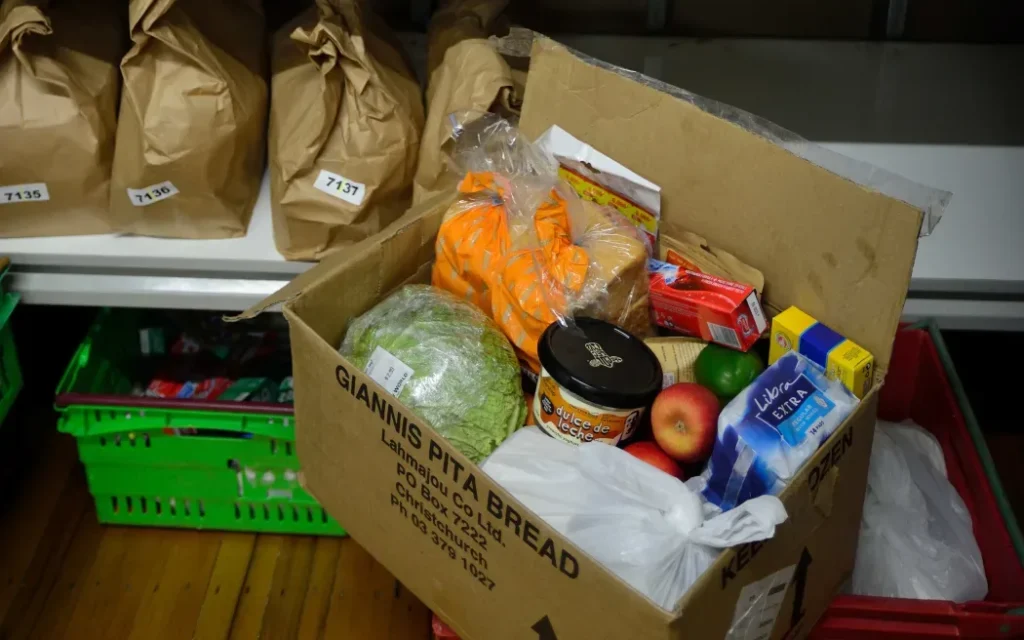 Chi phí sinh hoạt tăng vọt: Ai đang 'oằn mình' gánh chịu nhiều nhất? 1 A spokesperson from Ōtāhuhu Budgeting Services says more families are relying on food parcels and are choosing to withdraw Kiwisaver funds to make ends meet.