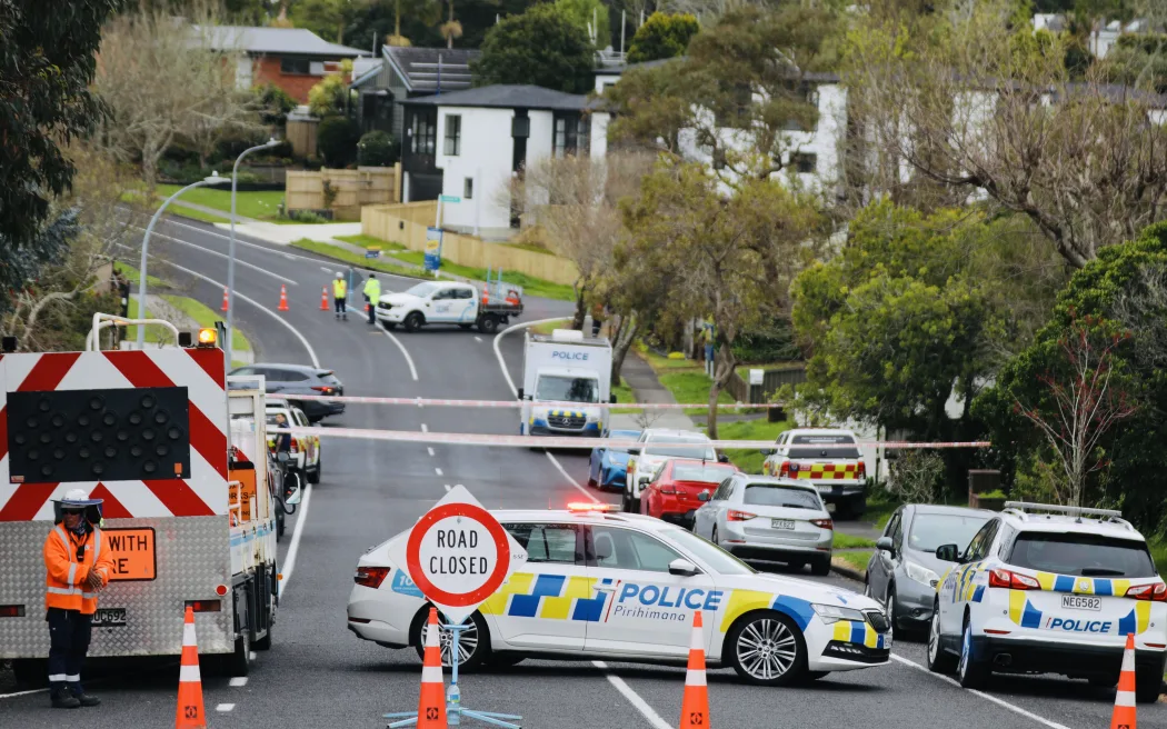 Thảm kịch hỏa hoạn ở Auckland: Hai người thiệt mạng, ba người bị thương 3 The cordon set up on Murvale Drive, Bucklands Beach.