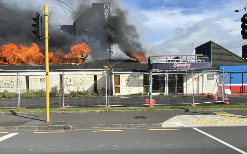 Cháy quán bar chứa amiăng ở Palmerston North: Nghi vấn phóng hỏa 4 Fire and Emergency are responding to a large fire at the old Fitzherbert Tavern on Ferguson Street in Palmerston North.
