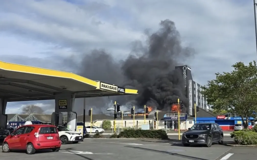 Cháy quán bar chứa amiăng ở Palmerston North: Nghi vấn phóng hỏa 6 Photos posted online showed flames and a large cloud of smoke rising from a building on Palmerston North's Ferguson Street, on Thursday 30 October, 2025.