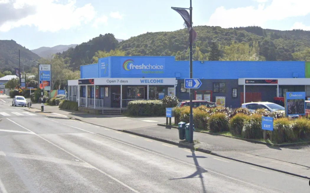 Gió giật mạnh càn quét Eketahuna, người dân Wairarapa tích trữ đồ dùng 5 Fresh Choice in Featherston.