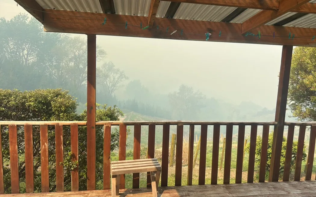 Gió lớn cản trở, trực thăng cứu hỏa tại Đảo Bắc New Zealand phải tạm ngừng hoạt động 2 Smoke from Pōrangahau bush fires in central Hawke's Bay