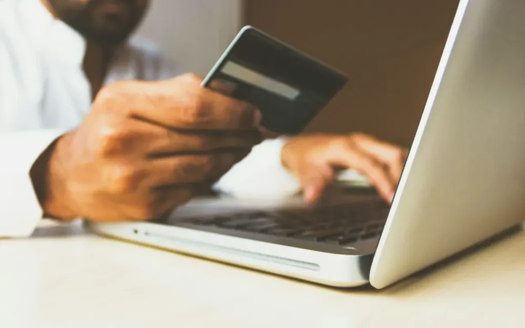 Doanh nghiệp bán lẻ New Zealand ủng hộ đề xuất 'linh hoạt' về phụ phí thẻ tín dụng 1 A man entering his credit card details into an online page.
