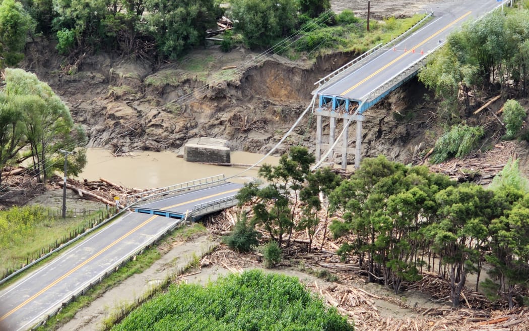 Điều tra bão Gabrielle: Nhân chứng được kêu gọi không giữ thái độ 'phòng thủ' 3 Hikuwai Bridge in Tai Rāwhiti was destroyed by woody debris during Cyclone Gabrielle in 2023.