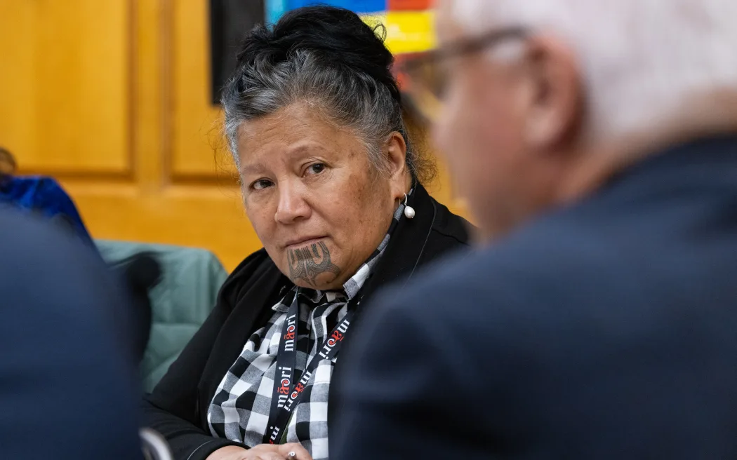 Lãnh đạo Công đảng hoài nghi 'có bao nhiêu đảng Māori?' sau bê bối email nội bộ Te Pāti Māori 2 Maori Party MP Mariomeno Kapa-Kingi listens to evidence in select committee.