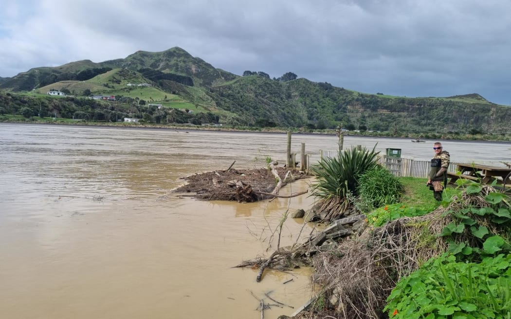 Giải cứu nghẹt thở: Cảnh sát New Zealand vượt lũ, đưa mẹ và trẻ sơ sinh thoát hiểm 2 The Mōkau River today.