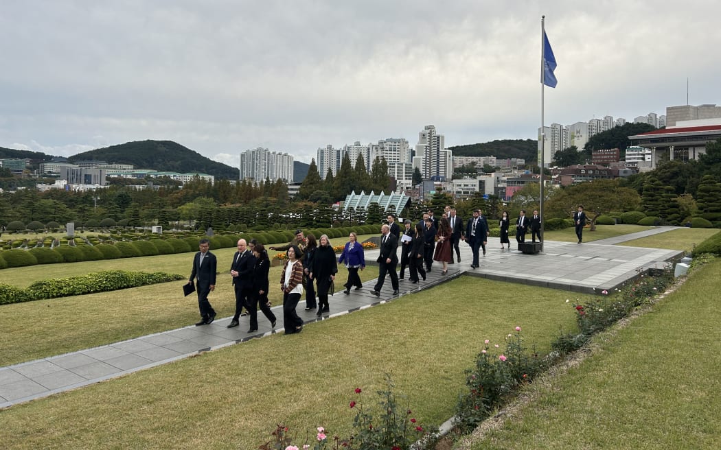 Thủ tướng New Zealand Christopher Luxon gặp Tổng thống Hàn Quốc Lee Jae Myung, ký kết Đối tác Chiến lược Toàn diện 2 The New Zealand delegation at an event in Busan, South Korea.