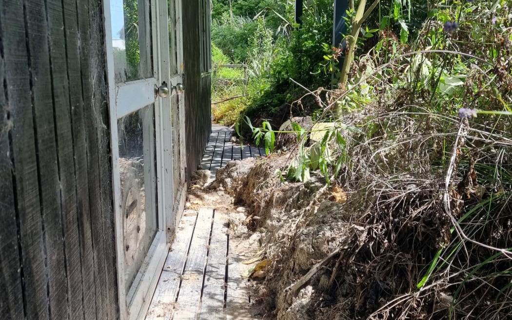 Hạn chót mua lại nhà ngập lụt cận kề: 16 chủ nhà Auckland vẫn bất đồng với chính quyền 2 Phillipa Miller-Ibos at her flood-damaged home in Auckland.