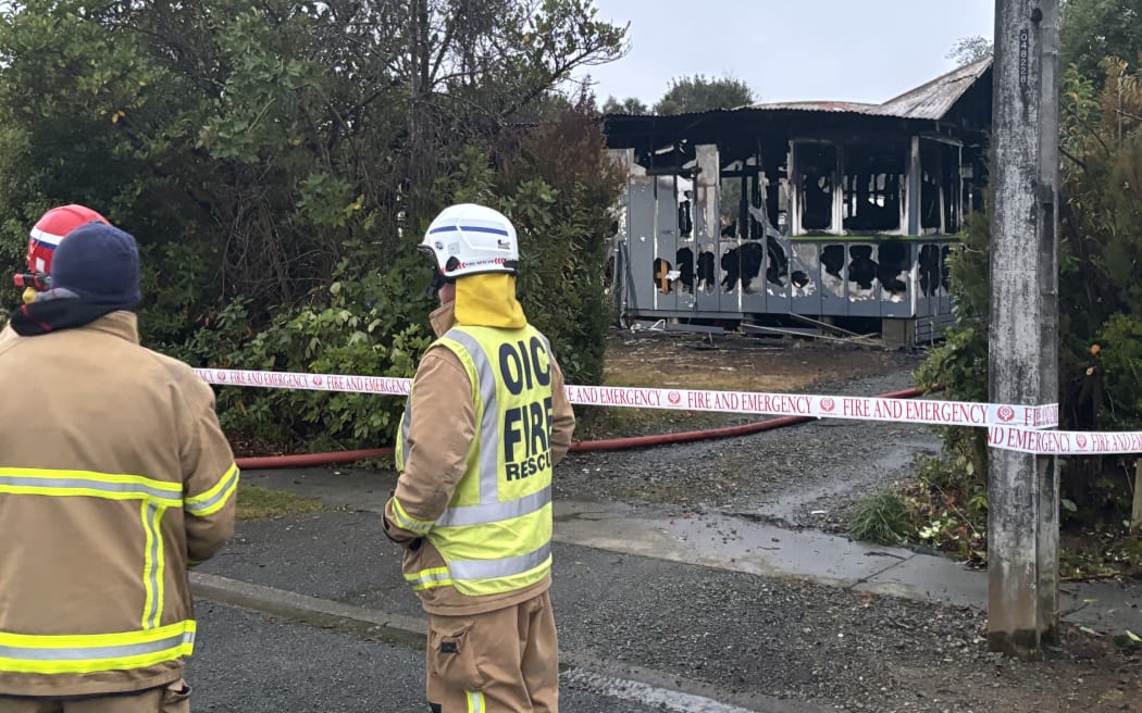 Thảm kịch ở Manapouri: Mẹ và con trai thiệt mạng vì máy sưởi gây cháy giường 2 A house in Manapouri, Southland was badly damaged by fire on 4 July 2024.