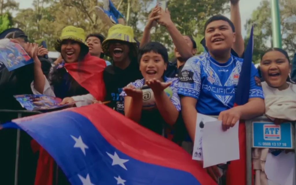 Cổ động viên "tiếp lửa" Toa Samoa trước trận đại chiến với Kiwis 1 The sea of red and blue had just a few Kiwi supporters in the mix. 15 October 2025