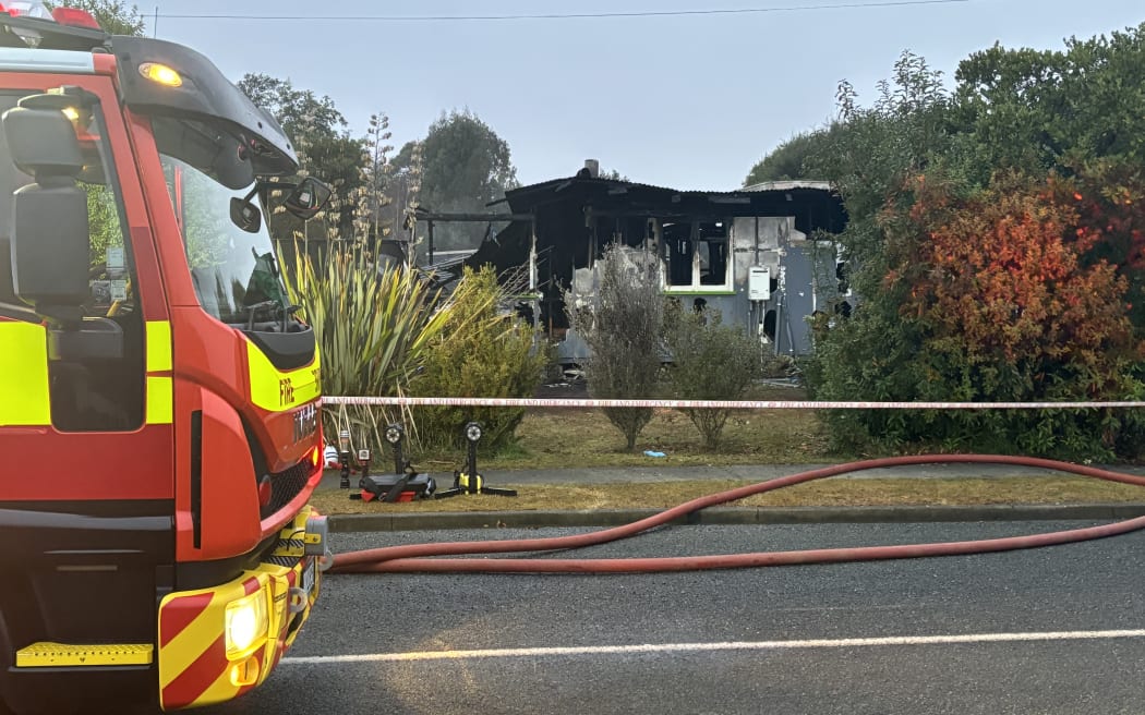 Thảm kịch ở Manapouri: Mẹ và con trai thiệt mạng vì máy sưởi gây cháy giường 3 Fire rews responded to the fire at a single-storey house in Manapouri about 3.30am on 4 July, 2024.