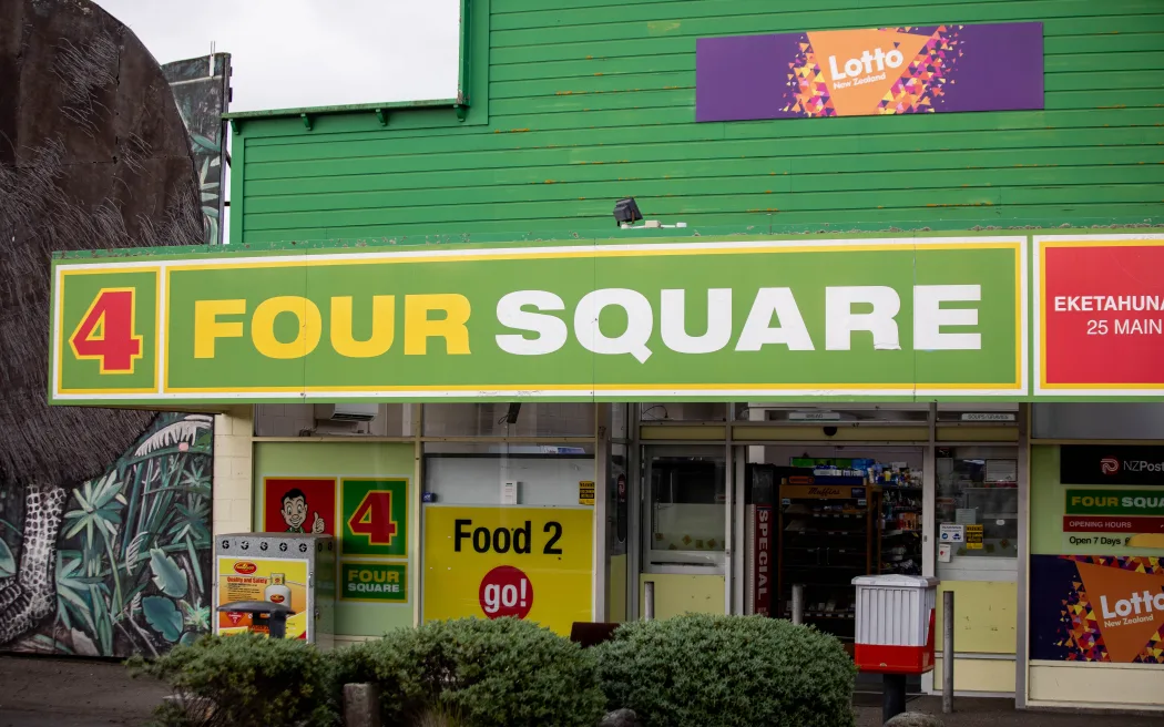 Eketahuna tan hoang sau bão dữ: Người dân 'thót tim' kiểm đếm thiệt hại 3 Four Square in Eketahuna generic.