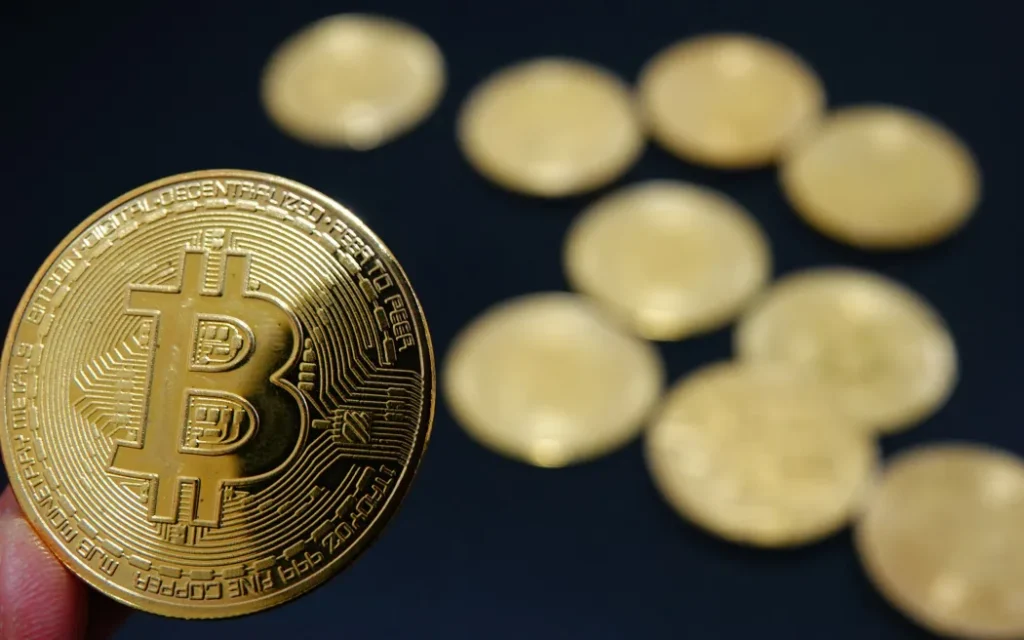 Người New Zealand 'đổ xô' vào Bitcoin khi giá lập đỉnh kỷ lục 1 Commemorative bitcoin coins are in Yichang, Hubei province, China, on December 5, 2024. (Photo by Costfoto/NurPhoto) (Photo by CFOTO / NurPhoto / NurPhoto via AFP)