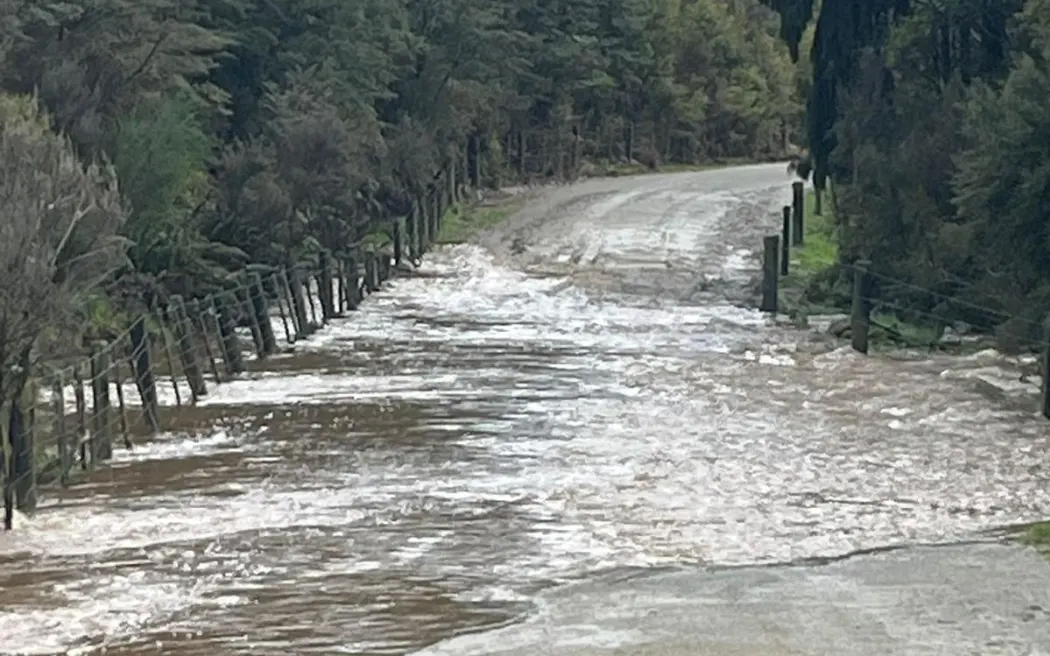 Nông dân Đảo Nam căng mình chống bão, di chuyển gia súc khi sông dâng cao 3 Flooding on Pāmu Farms' West Coast dairy farms.