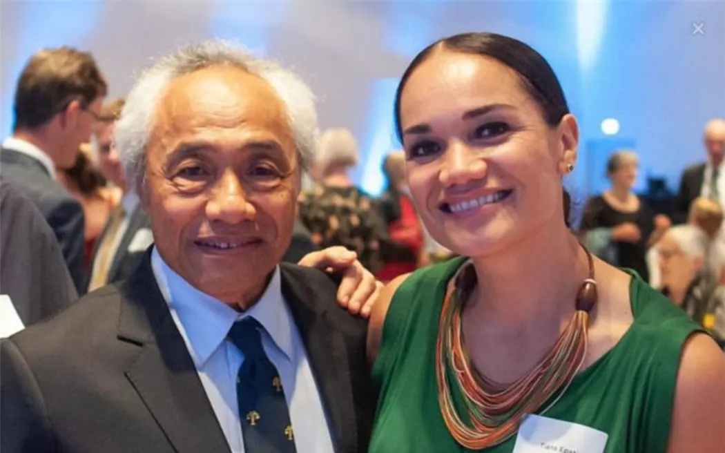 Từ làng nhỏ Samoa đến đỉnh cao ngành luật New Zealand: Tiana Epati chứng minh mọi điều đều có thể 2 Tiana Epati with her dad A'e'au Semi Epati, a pioneering Samoan who was New Zealand's first judge of Pacific Island descent.