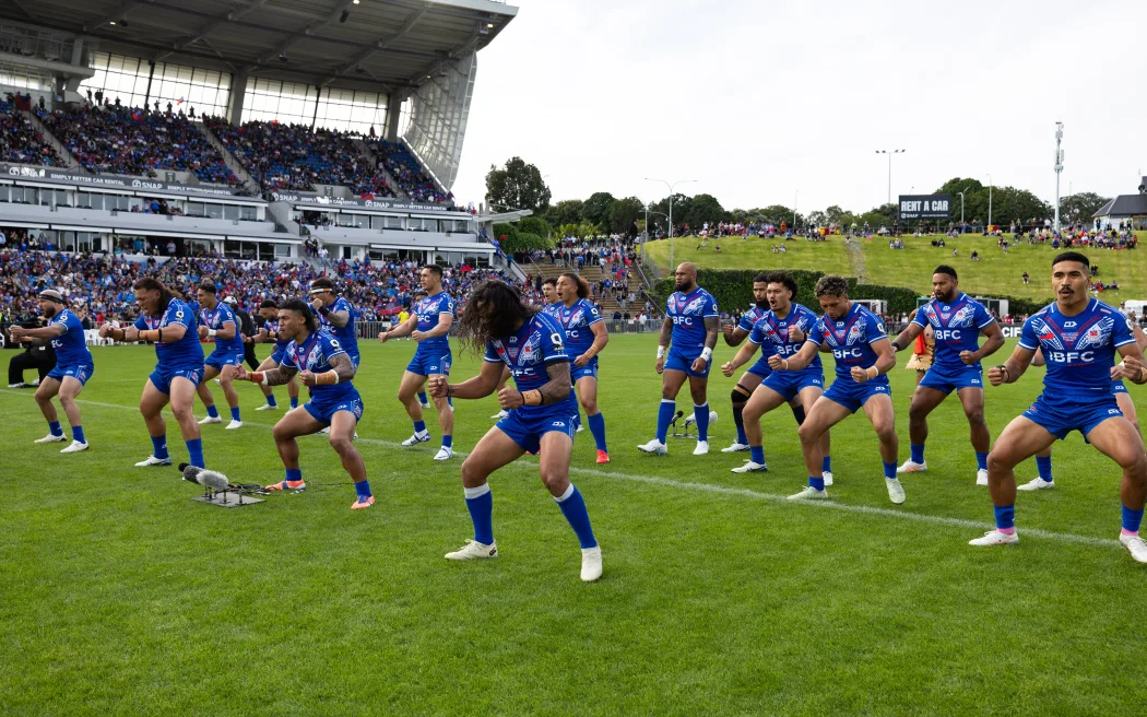 Haka bị la ó: Cổ vũ quá khích hay thiếu tôn trọng văn hóa? 7 Toa Samoa during the cultural challenge during the Pacific Championships rugby league test against the New Zealand Kiwis.