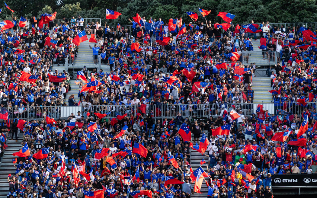Haka bị la ó: Cổ vũ quá khích hay thiếu tôn trọng văn hóa? 4 Toa Samoa supporters during the Pacific Championships rugby league test between New Zealand Kiwis v Toa Samoa at Go Media Stadium, Auckland, New Zealand.