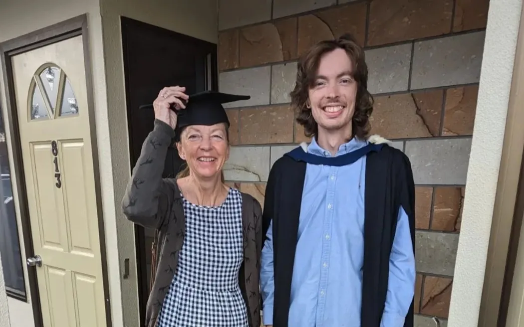 Bệnh nhân ung thư máu sang Úc tìm thuốc cứu mạng: "Người Úc thật thân thiện" 2 Toby Fuller and his mum