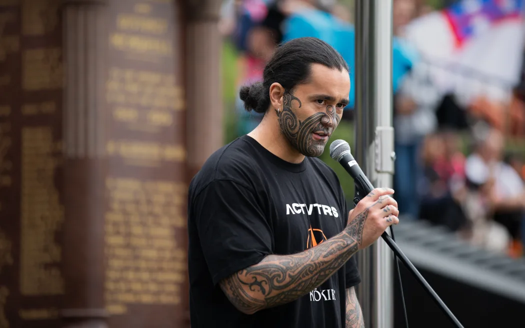 Chủ tịch Te Pāti Māori John Tamihere 'gạt bỏ' nghi vấn về lãnh đạo đảng 2 Eru Kapa-Kingi addresses the crowd in Whangārei on day two of Hikoi mō Te Tiriti.