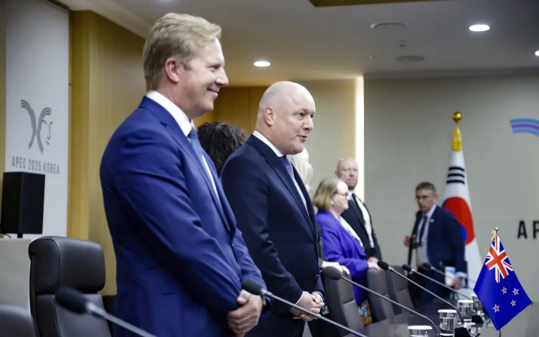 Thủ tướng New Zealand Christopher Luxon gặp Tổng thống Hàn Quốc Lee Jae Myung, ký kết Đối tác Chiến lược Toàn diện 4 Christopher Luxon and Todd McClay at a bilateral meeting in South Korea.