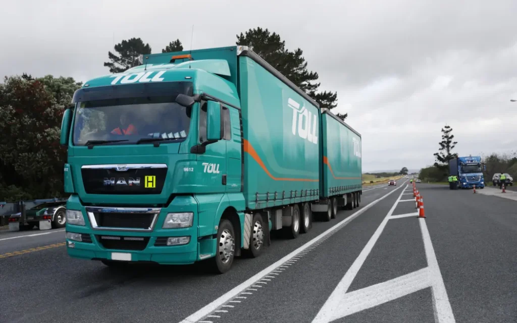 Ngành vận tải khốn đốn vì bão, tai nạn và đường tắc 1 Truck 1