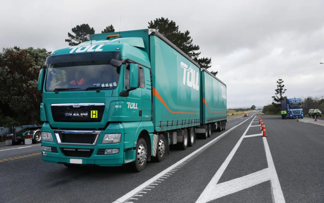 Ngành vận tải khốn đốn vì bão, tai nạn và đường tắc 7 Truck 1