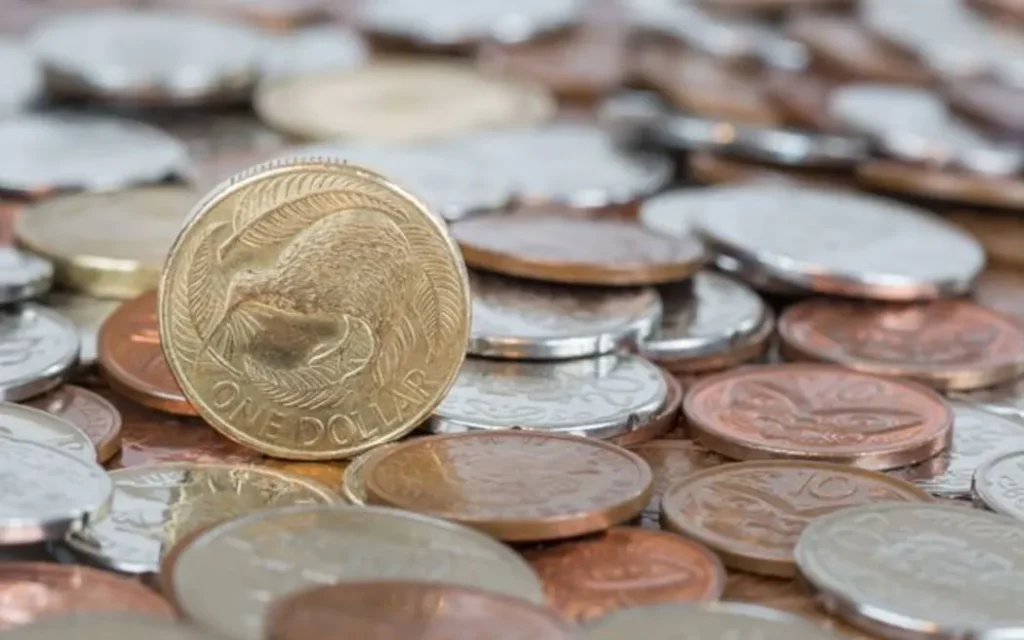 Kinh tế New Zealand: Vẫn chật vật, nhưng đã thấy tia hy vọng 1 Various denominations of coins