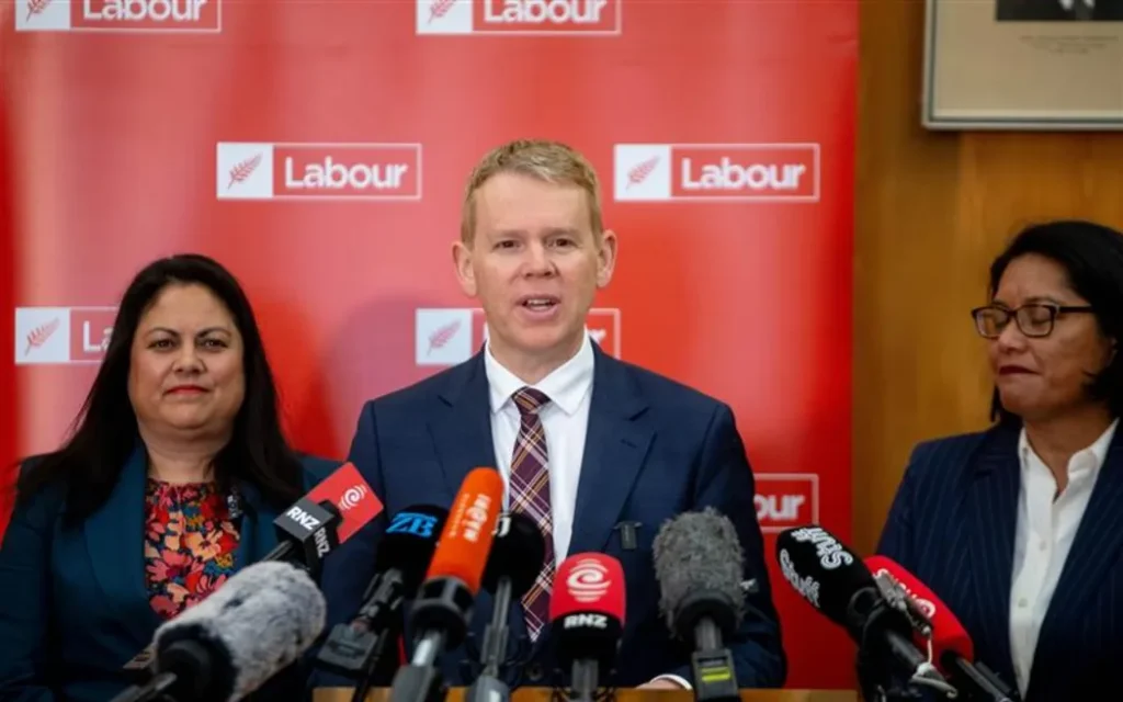 Đảng Lao động New Zealand: Canh bạc thuế lãi vốn 'lộ hàng' trước giờ G 1 Labour leader Chris Hipkins with Ayesha Verrall, left, and Barbara Edmonds, right.