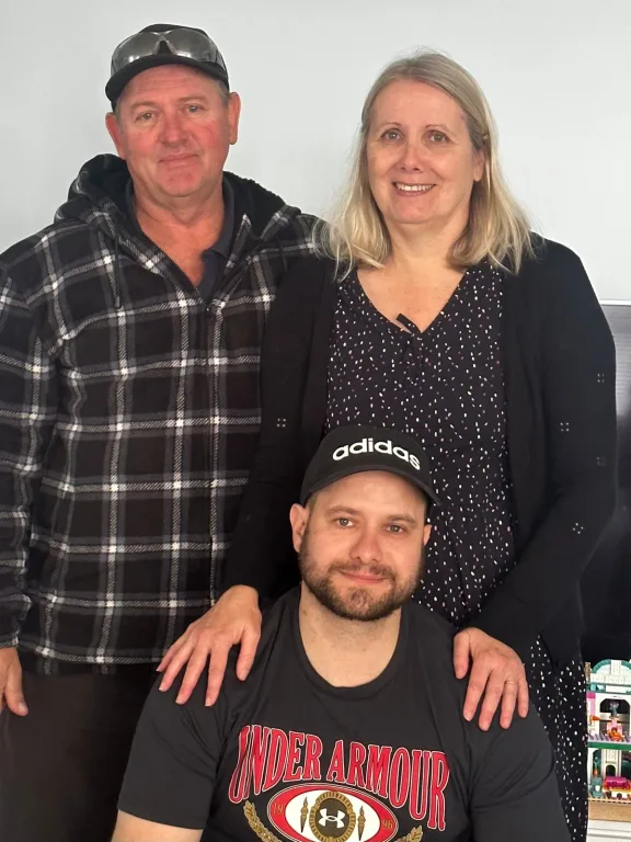 Gia đình nạn nhân tử vong tại nhà máy phân bón Mount Maunganui: Kêu gọi thay đổi quy định an toàn lao động 2 Wes Tomich with his father Anthony and mother Lee-ann.